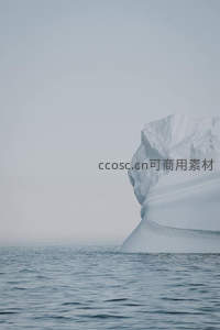 孤寂冰山漂浮于平静海面之上