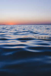 夕阳西下，海面波光粼粼如镜