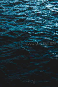 深蓝海面波涛起伏，夜幕将至