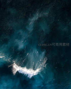 深海漩涡：俯瞰巨浪冲击礁石的瞬间
