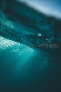 水下波浪的光影与流动之美