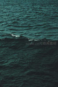 墨绿海水涌动，白浪轻吻深邃海面