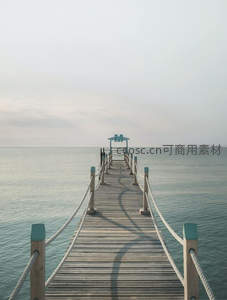 木栈道延伸向海，尽头拱门迎风伫立