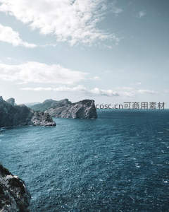 峭壁临海耸立，碧空云卷浪拍岩岸