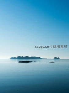 晨雾中静谧的湖面小岛