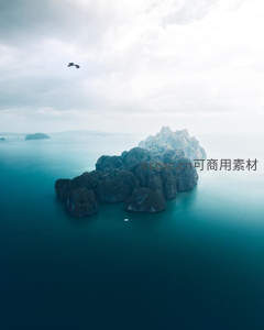 云层之下孤岛的壮丽航拍