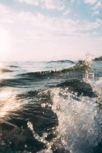 浪花飞溅沐晨光
