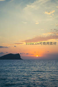 海天一色日落时，孤岛剪影映霞光