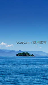 碧海蓝天小绿岛，远山如黛画中来