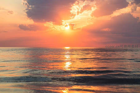 夕阳熔金，海天一色染霞光