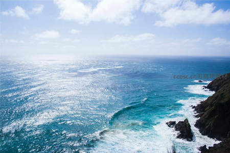 悬崖峭壁，碧海蓝天浪花飞溅