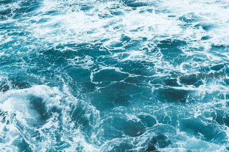 汹涌海浪翻滚激荡，白色泡沫如雪绽放