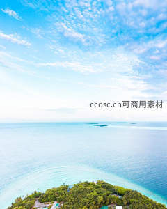 鸟瞰海岛绿意盎然，碧海蓝天无垠延展