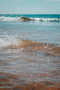 海浪涌动，金色阳光洒满海面