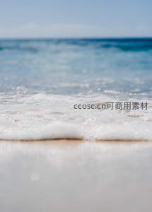 泡沫细浪轻抚沙滩，梦幻朦胧美景