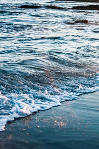 海岸线轻吻，浪花温柔退去