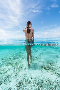 水天一色间，少女踏浪前行