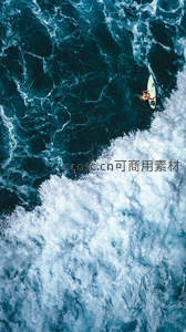 冲浪者征服巨浪瞬间