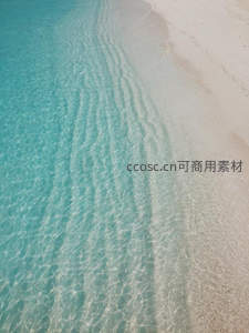 清澈海水轻抚白色沙滩