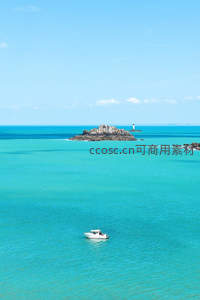 碧海孤岛灯塔与游船点缀宁静海域