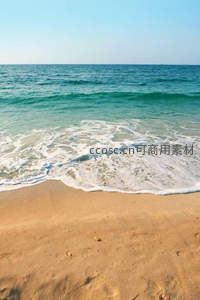 金色沙滩温柔海浪轻抚脚印的瞬间