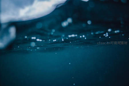 深海气泡与光影交织的神秘水下世界