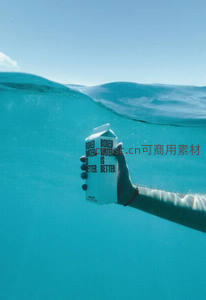 水下手持盒装水特写