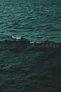 深绿海水中的波浪暗涌