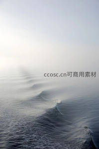 雾霭笼罩的海面波纹如画