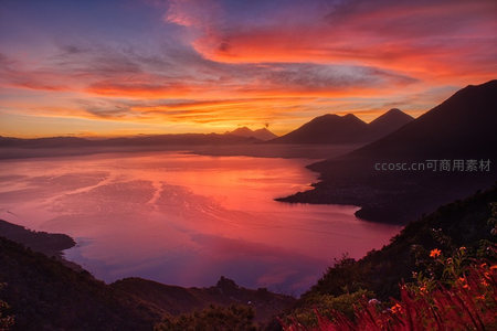 火山湖畔的日出奇景