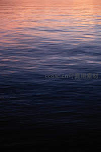 暮色中波光粼粼的海面