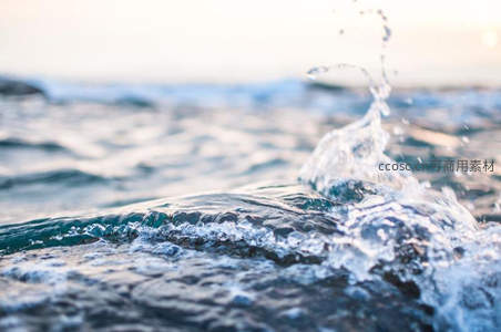 浪花飞溅的瞬间，水珠在阳光下晶莹剔透