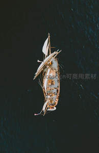 航拍视角下的帆船剪影