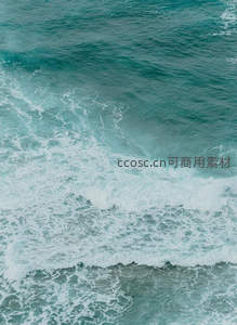 碧海翻腾浪花飞溅的壮丽航拍