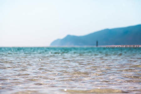 浅滩水波粼粼远山朦胧如画