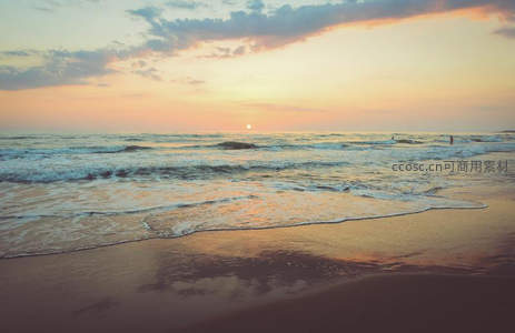 金色沙滩上夕阳西下的温柔海浪