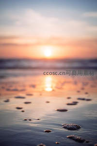 夕阳余晖洒在湿润沙滩上的梦幻时刻