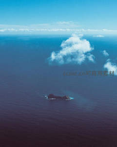 高空俯瞰孤岛漂浮于蔚蓝大海中央