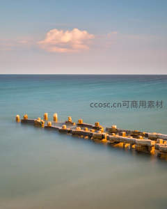 长曝光下的海岸防波堤