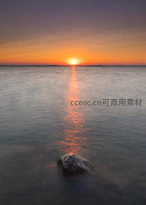 日落时分湖面孤石倒影