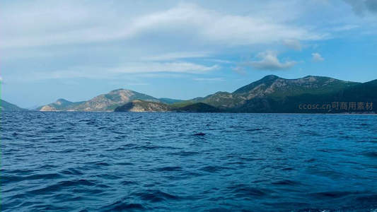 远眺群山环抱的蔚蓝海湾