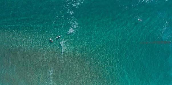 航拍碧海浮潜者，清澈水底纹理清