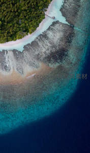 上帝视角俯瞰海岛，碧海白沙如画