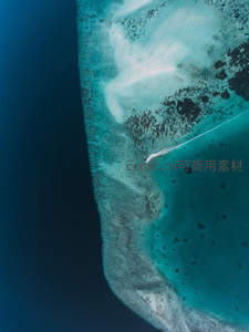 快艇划破碧波，航拍海岛边缘