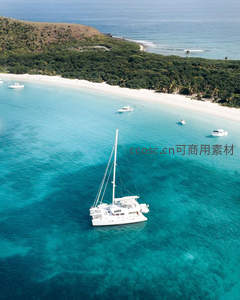 航拍热带海岛，帆船静泊碧蓝海湾