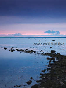 暮色湖岸，紫霞映水石影幽