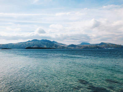 远山如黛，碧波荡漾海岛风光