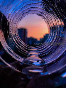 瓶中夕阳，城市剪影倒映其中