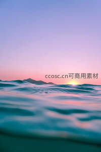 日落时分海面与远山的梦幻倒影