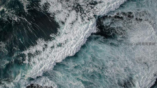 俯瞰汹涌海面，白色浪花如织